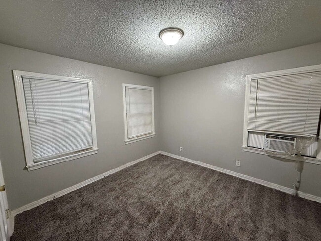 Building Photo - 1018 E Waco Ave