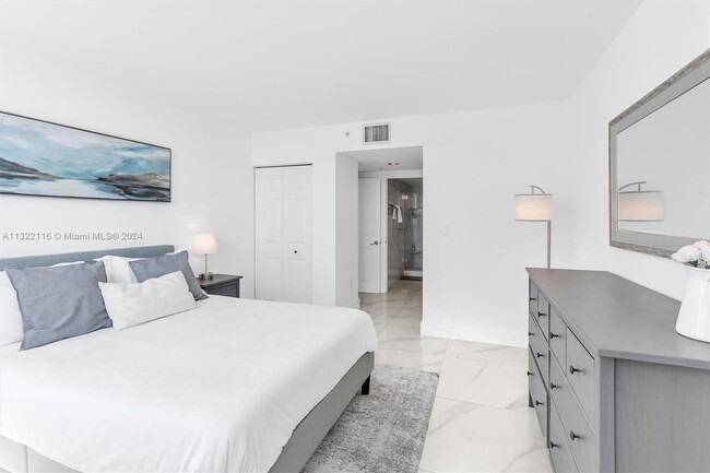 Building Photo - 1155 Brickell Bay Dr