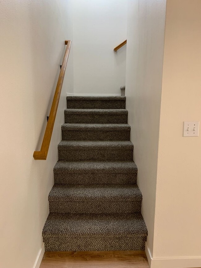 Building Photo - 3 Bdrm, 1 & 1/2 Ba | Muldoon & E 36th Ave ...