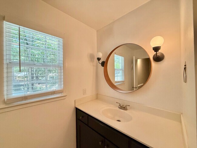 Building Photo - **OFFERING REFUNDABLE APPLICATION FEES & $150 MOVE IN PROMOTION** Terrific 3BD, 1.5BA North Ralei...