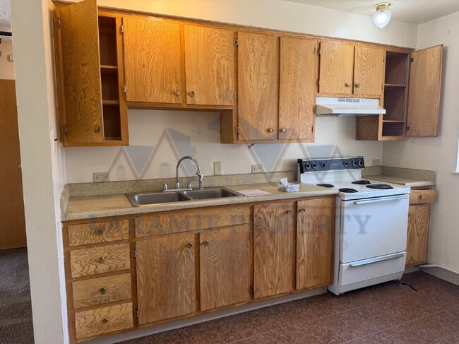 Building Photo - 2 Bed 1 Bath Apartment