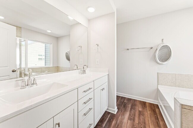 Building Photo - Sleek & Stylish 3 Bed, 2.5 Bath Townhome in Prime Location $2,100/mo rent