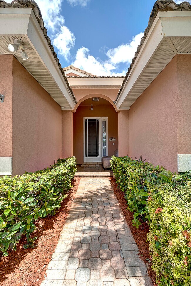 Building Photo - 13255 Royale Sabal Ct