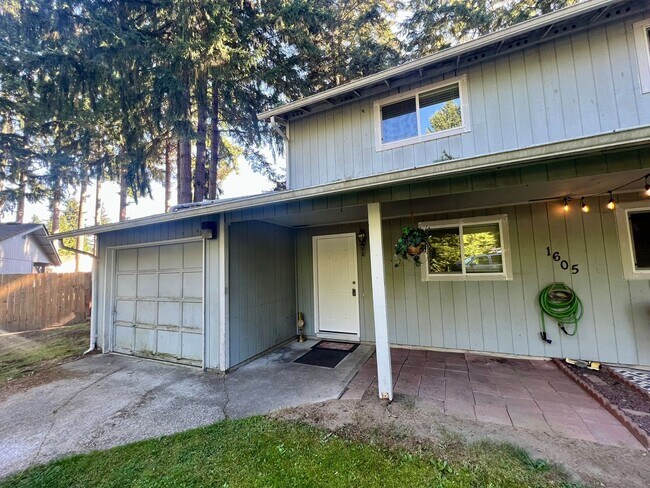 Building Photo - Updated Duplex (Unit A) - Water included!