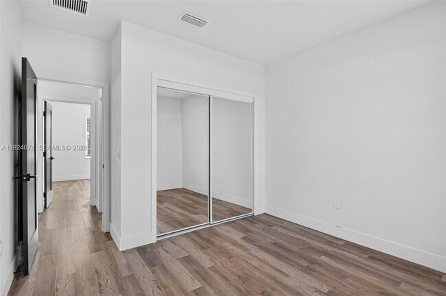 Building Photo - 710 Bedford Point Ave