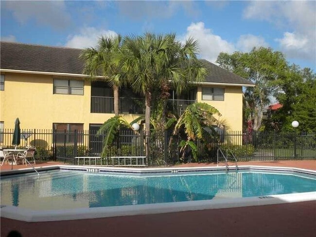 Building Photo - 3021 Riverside Dr