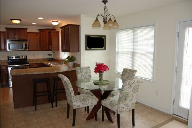 Building Photo - 2218 Midview Rd