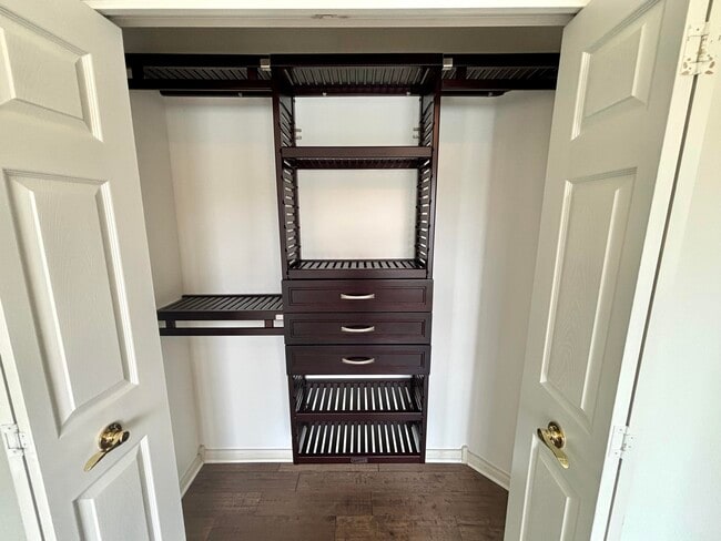 Building Photo - 433 Deer Lake Pl