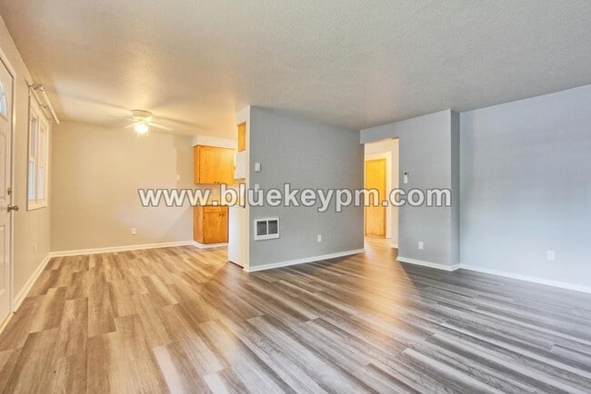 Building Photo - 2 Bed, 1 Bath Home in Rose Village Neighbo...
