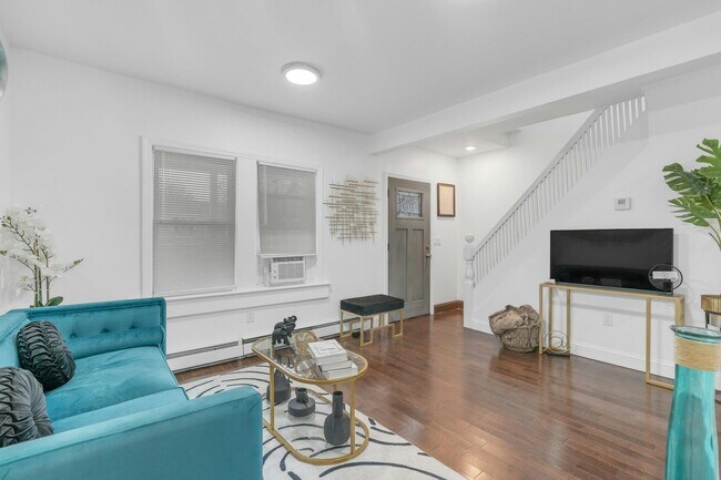 Building Photo - 196 2nd St