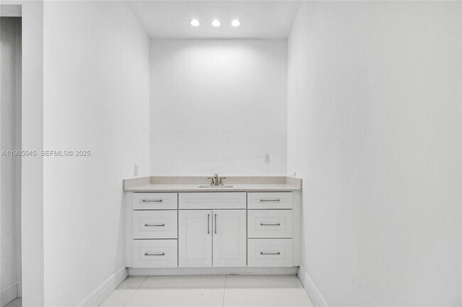 Building Photo - 425 SW 129th Ave