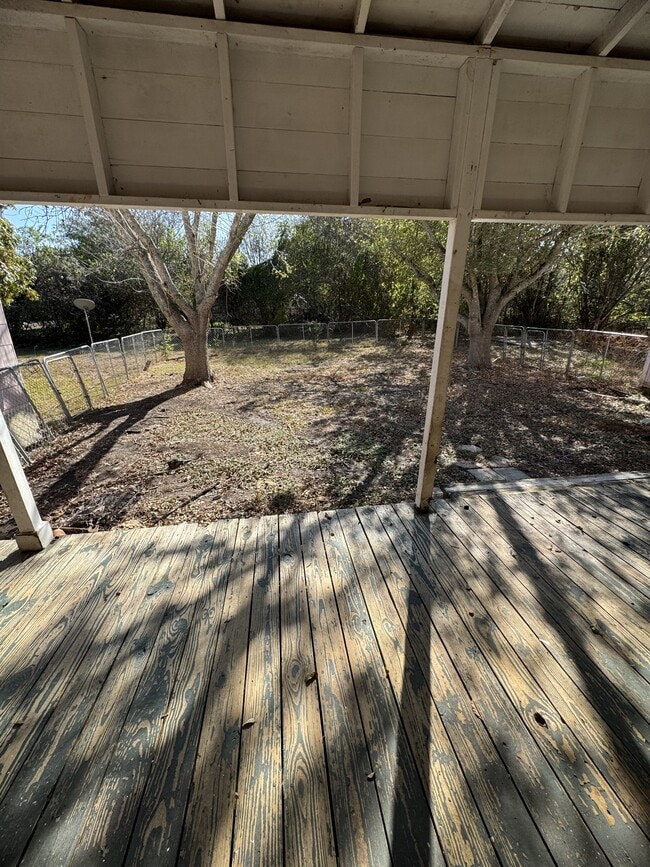 Building Photo - 302 N Burleson St