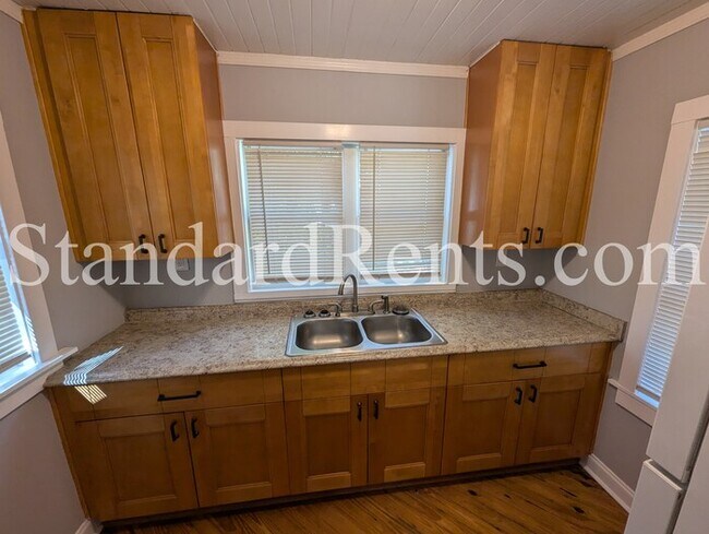 Building Photo - Cute Bungalow in Colonial Hills Neighborhood