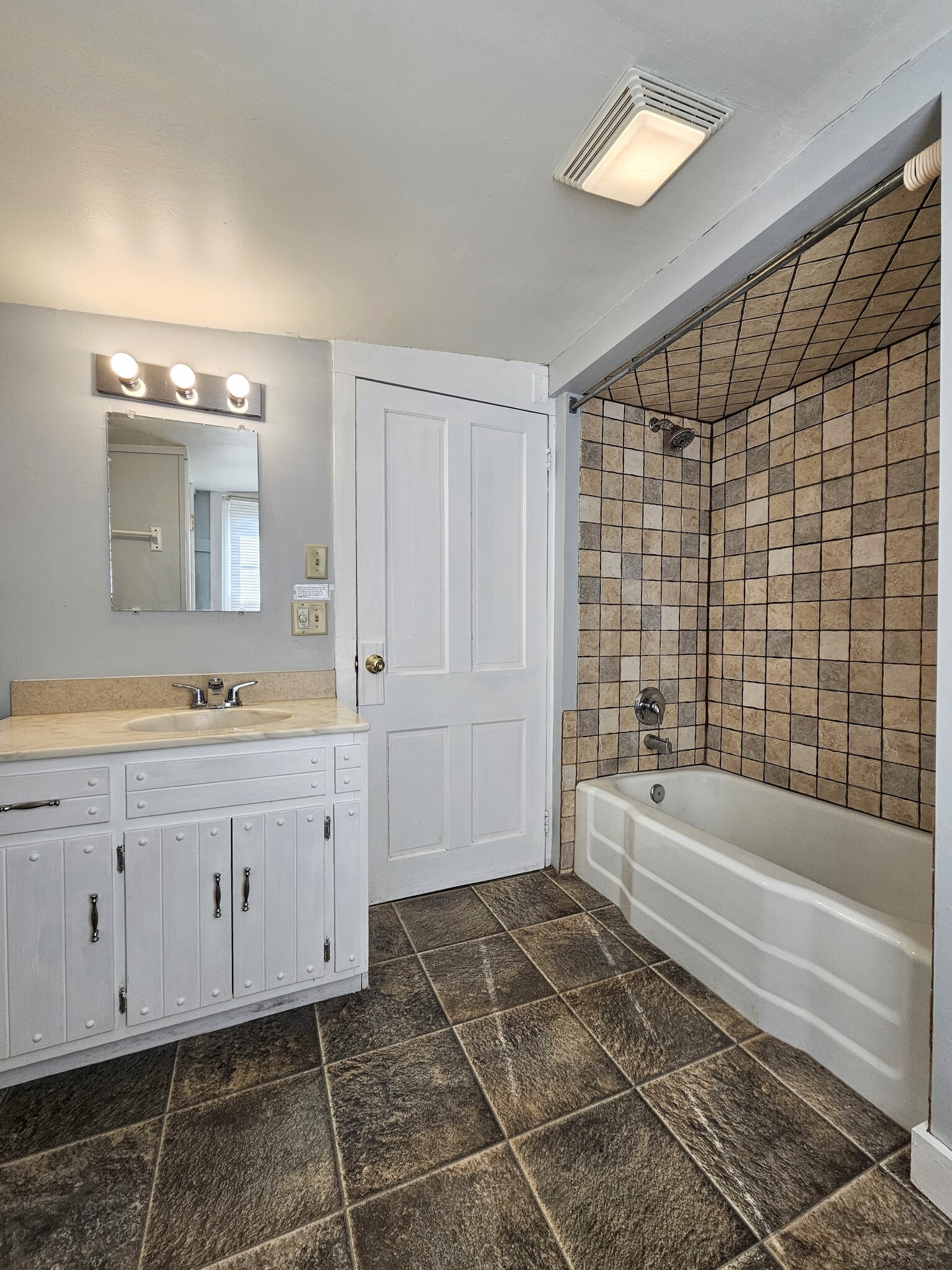 Building Photo - 1358 W Main St