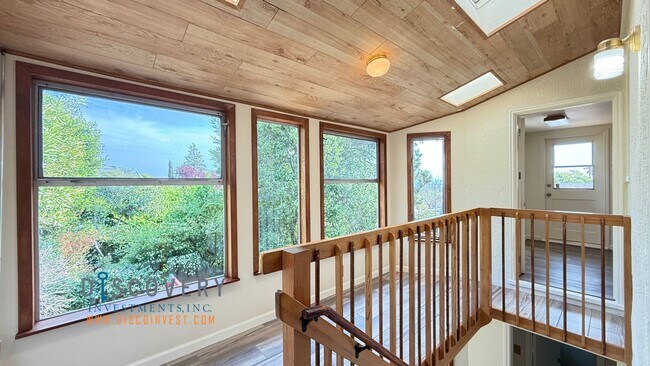 Building Photo - Attractive Mid-Century Modern Dimond Distr...