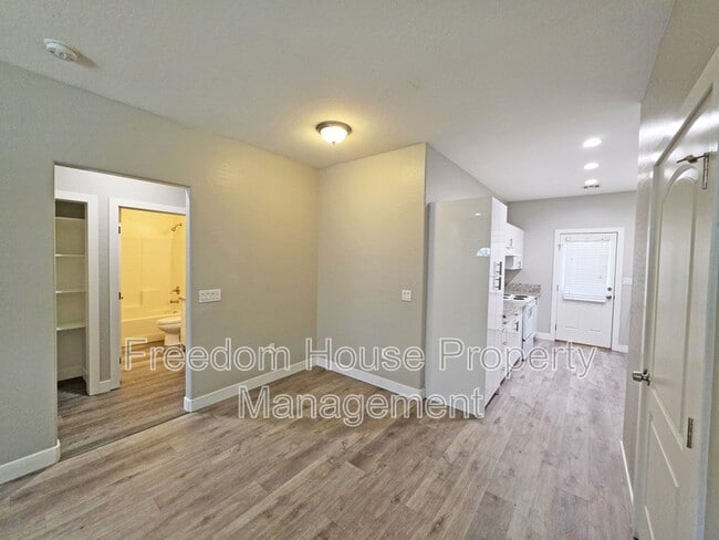 Building Photo - 1121 Sixshooter Ave