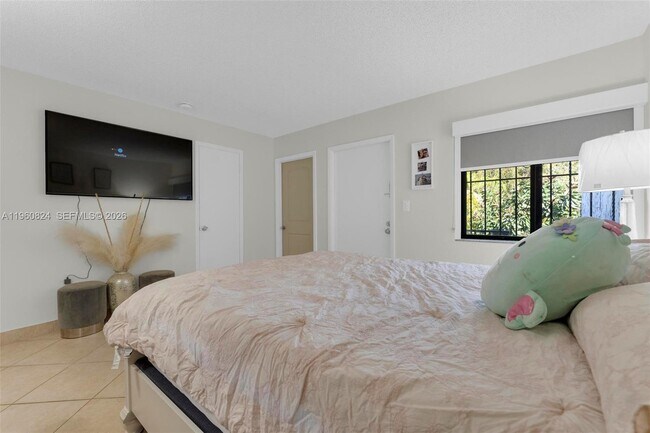 Building Photo - 6502 Kendale Lakes Dr