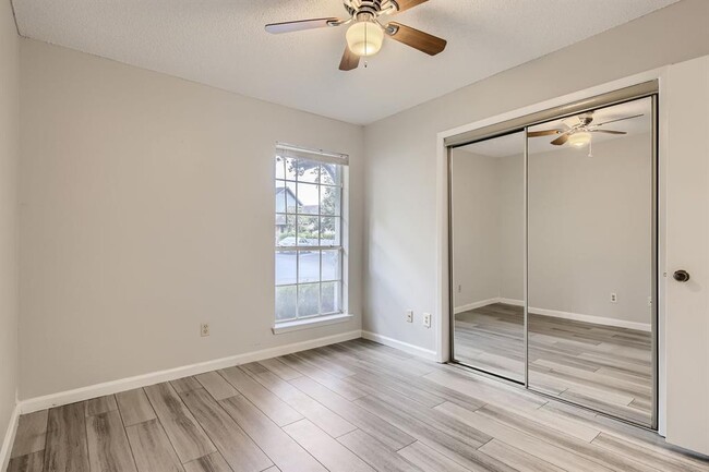 Building Photo - 1015 E Yager Ln