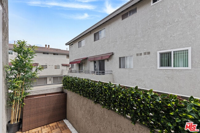 Building Photo - 15305 Berendo Ave