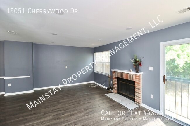 Building Photo - Updated End Unit Townhome W/ Fenced in Yard!