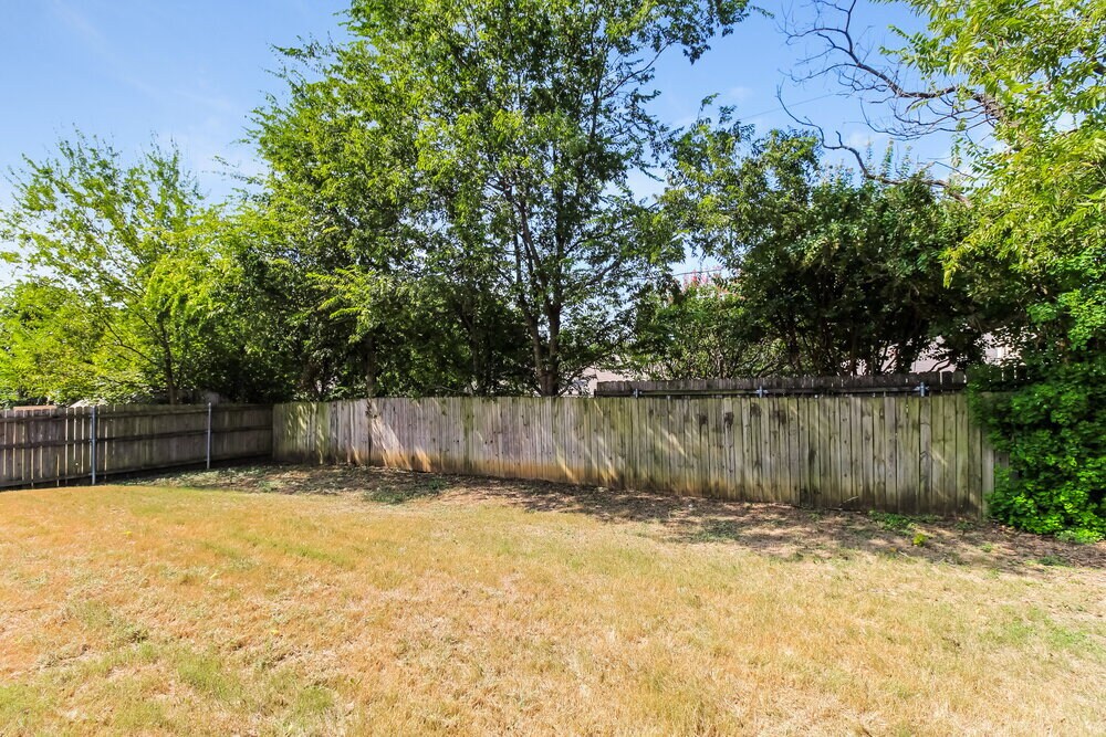 Building Photo - 833 Beaver Creek Dr