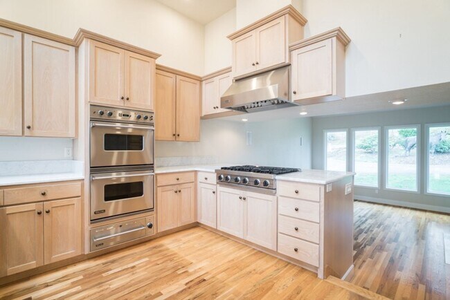 Building Photo - Escape to the Country, Spacious Contemporary in Wilsonville with Shop