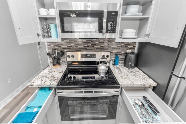 Building Photo - 7823 Gladstone St