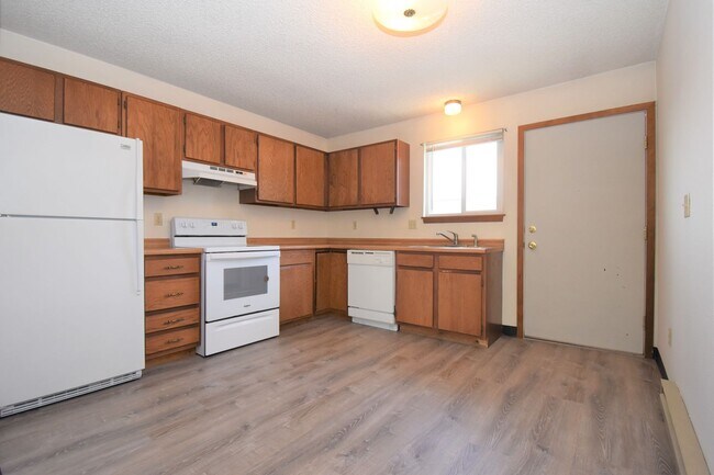 Building Photo - Great Location! Top Floor 2 bed 1 bath and detached garage!