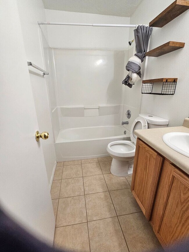 Building Photo - Clean THREE Bedroom Home For Rent
