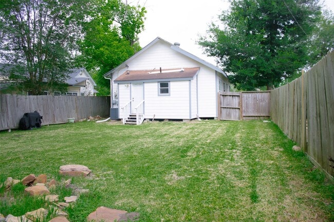 Building Photo - 1310 4th St