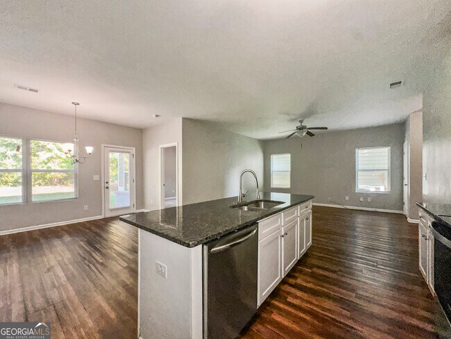 Building Photo - 212 Daisy Cir