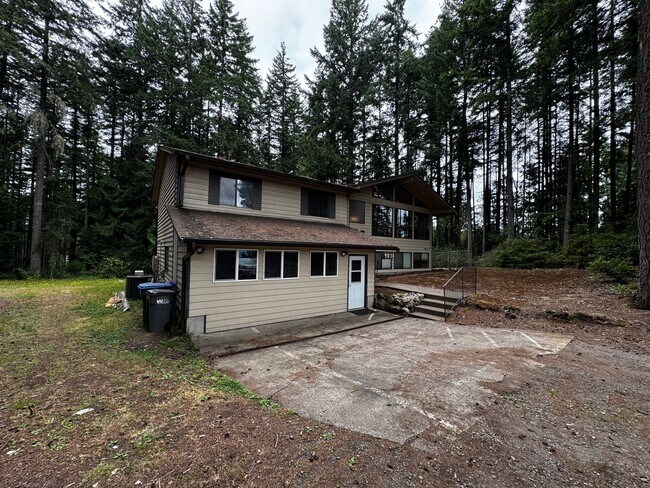 Building Photo - Silverdale Split-Level Home with Bonus Are...