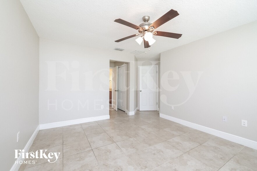 Building Photo - 2005 Maple Ln