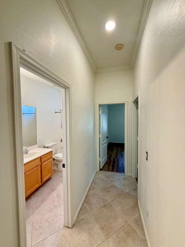 Building Photo - 885 W Aloe Pl