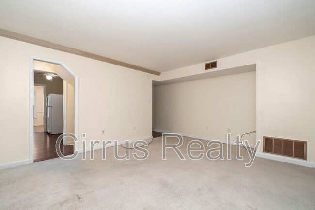 Building Photo - 9 Towne Square Dr