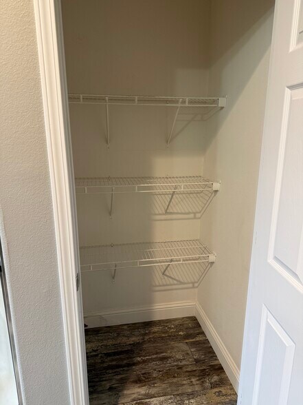 Building Photo - 819 Dianne Dr