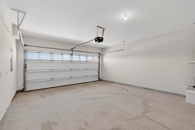 Building Photo - 740 Thorn Crk Dr