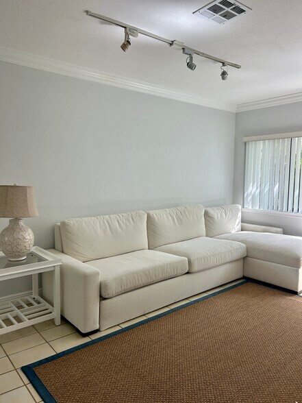 Building Photo - 122 Peruvian Ave