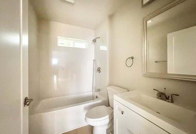 Building Photo - Beautiful 2-bedroom 1 bathroom in Roseville!