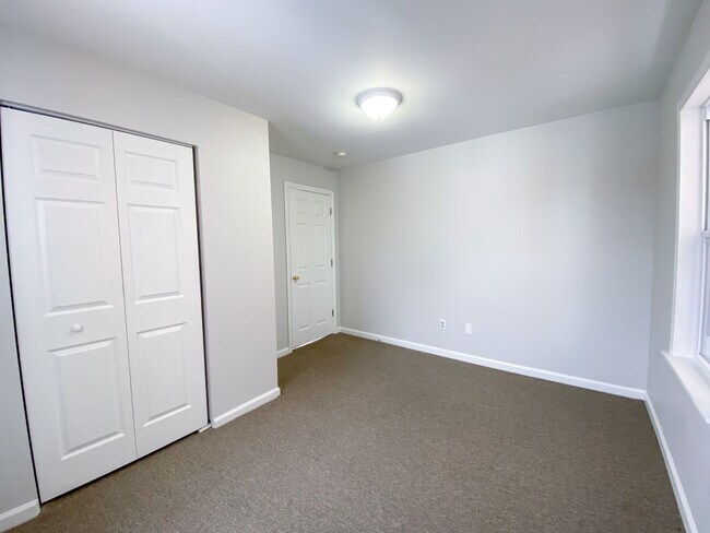 Building Photo - Gorgeous single-family home near Hartford Hospital