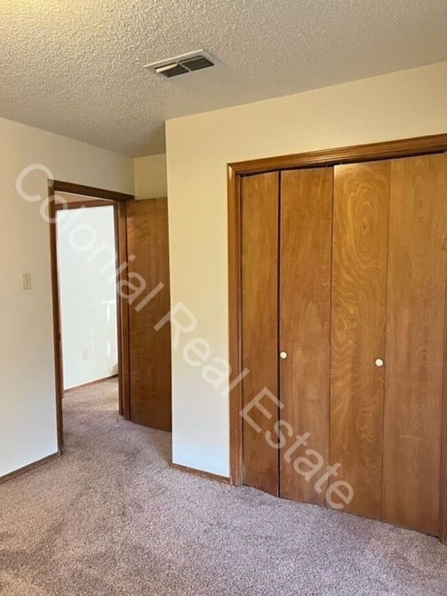 Building Photo - Spacious 3 Bed/2 Bath home with a fireplace!
