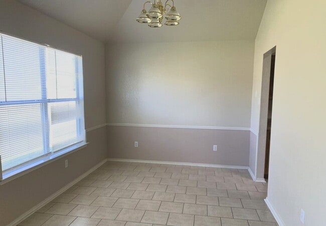 Building Photo - Lovely 3 bedroom 2 bath with Fireplace