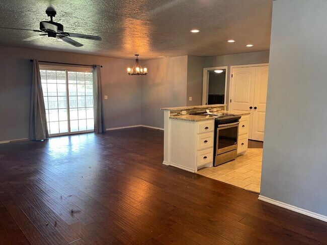 Building Photo - Adorable 4 Bedroom Home For Lease