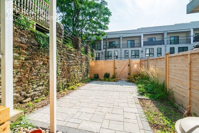 Building Photo - Gorgeous Large Manayunk Home with Parking