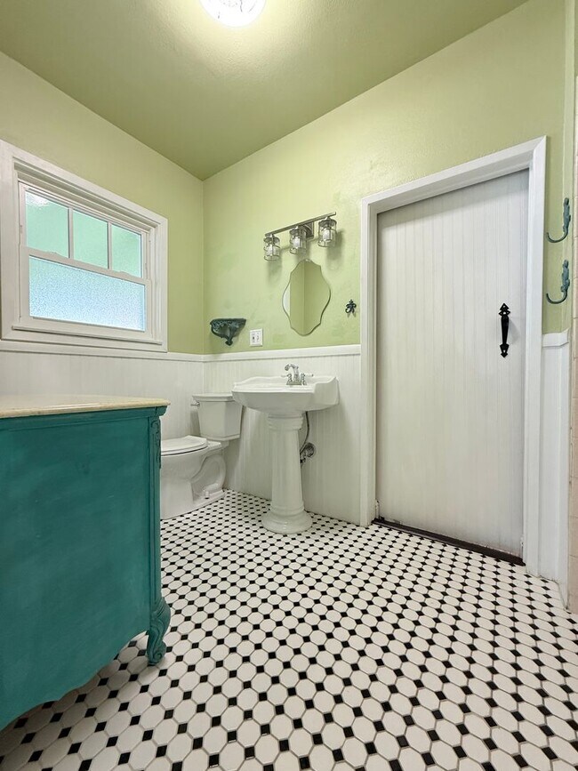 Building Photo - *Charming 2 Bedroom Home in Roseville’s Historic District with Bonus Detached Space*