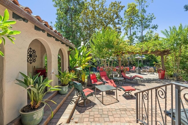 Building Photo - Mediterranean Beauty in Crescent Park – 5B...