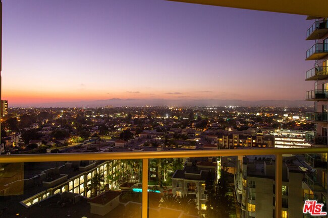 Building Photo - 13700 Marina Pointe Dr