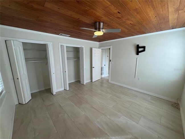 Building Photo - 303 Colonia Ln W