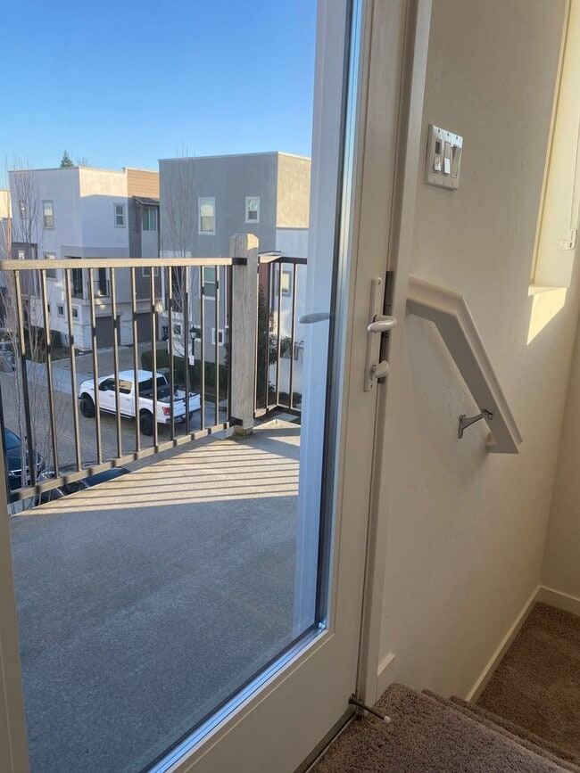 Building Photo - Vibrant 3 story 2bed/2.5bath home at the Mill at Broadway