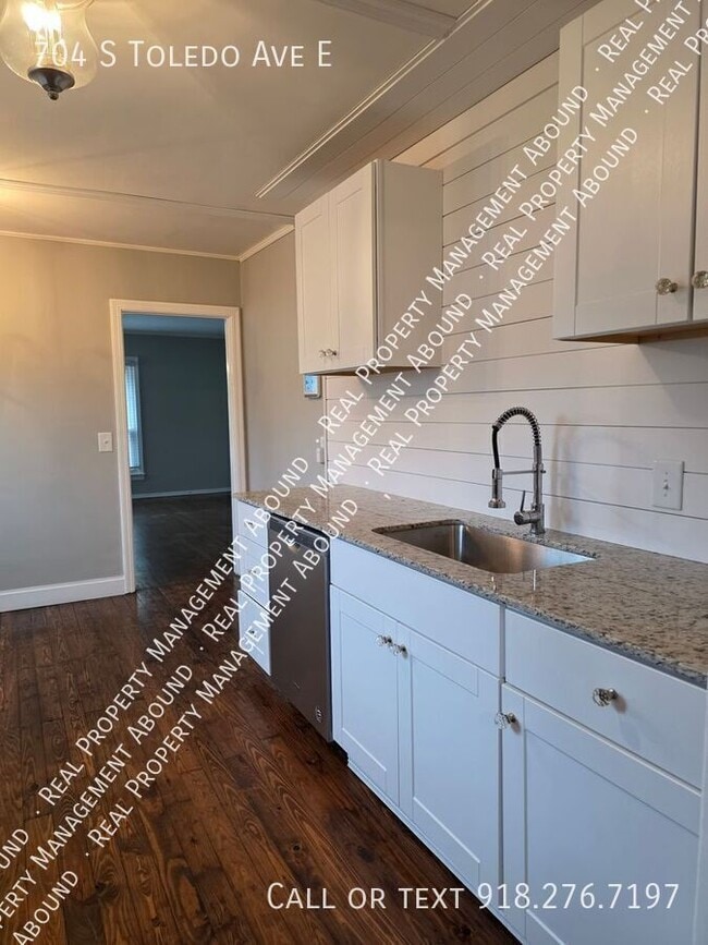 Building Photo - 704 S Toledo Ave